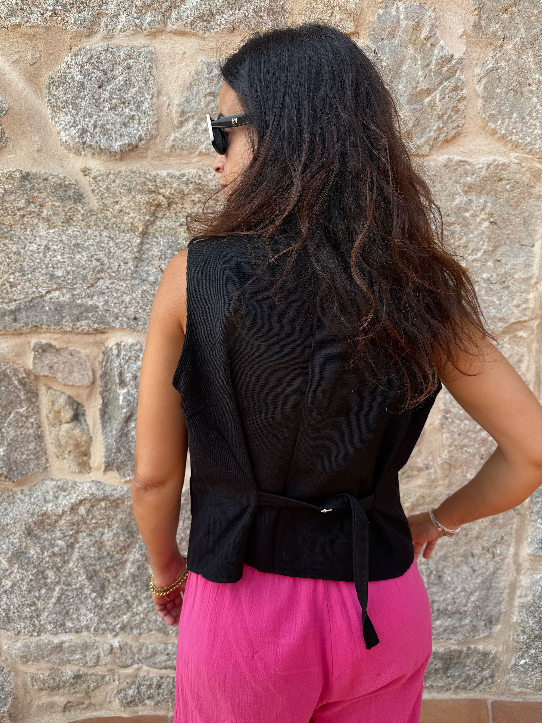 CHALECO MEXICANO NEGRO MULTICOLOR – ÉTNICO ARTESANAL