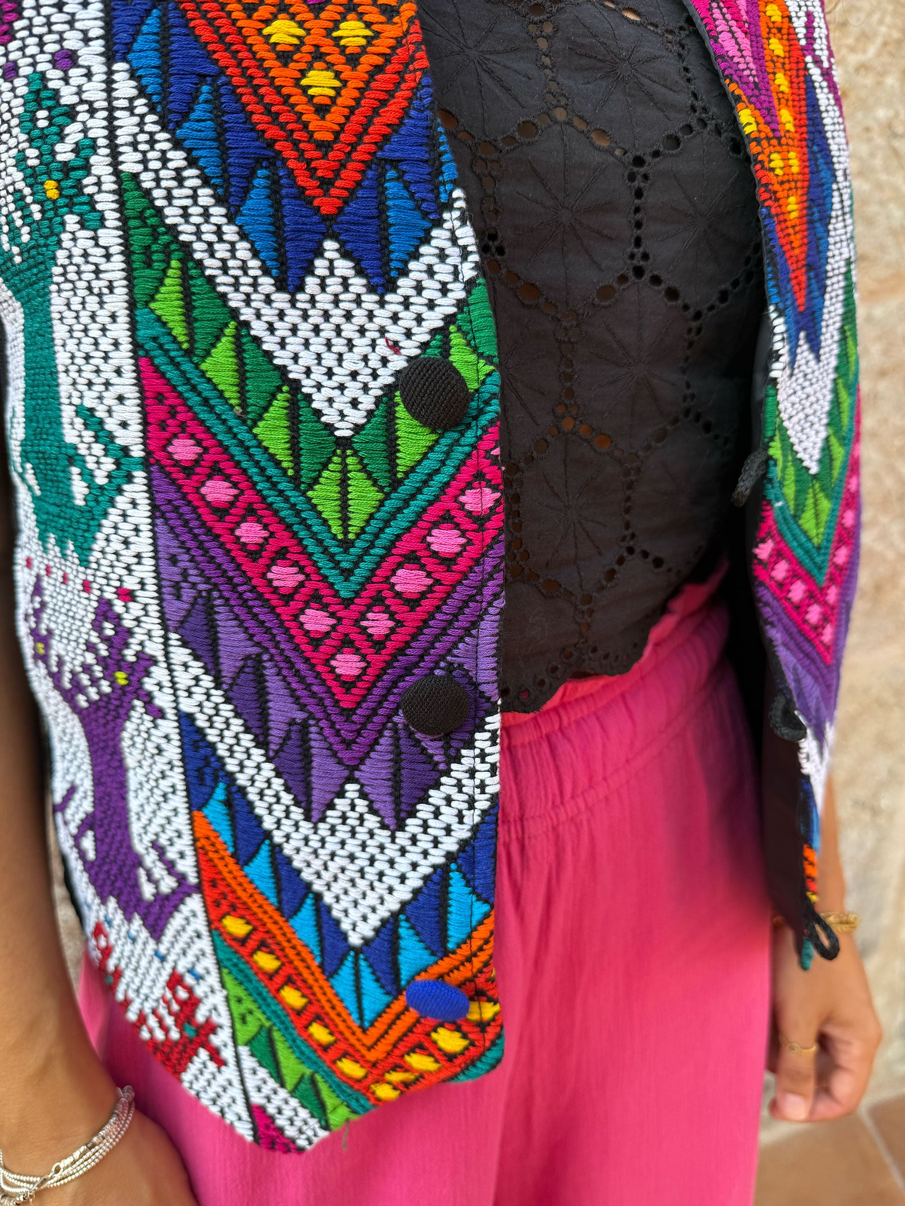 CHALECO MEXICANO NEGRO MULTICOLOR – ÉTNICO ARTESANAL