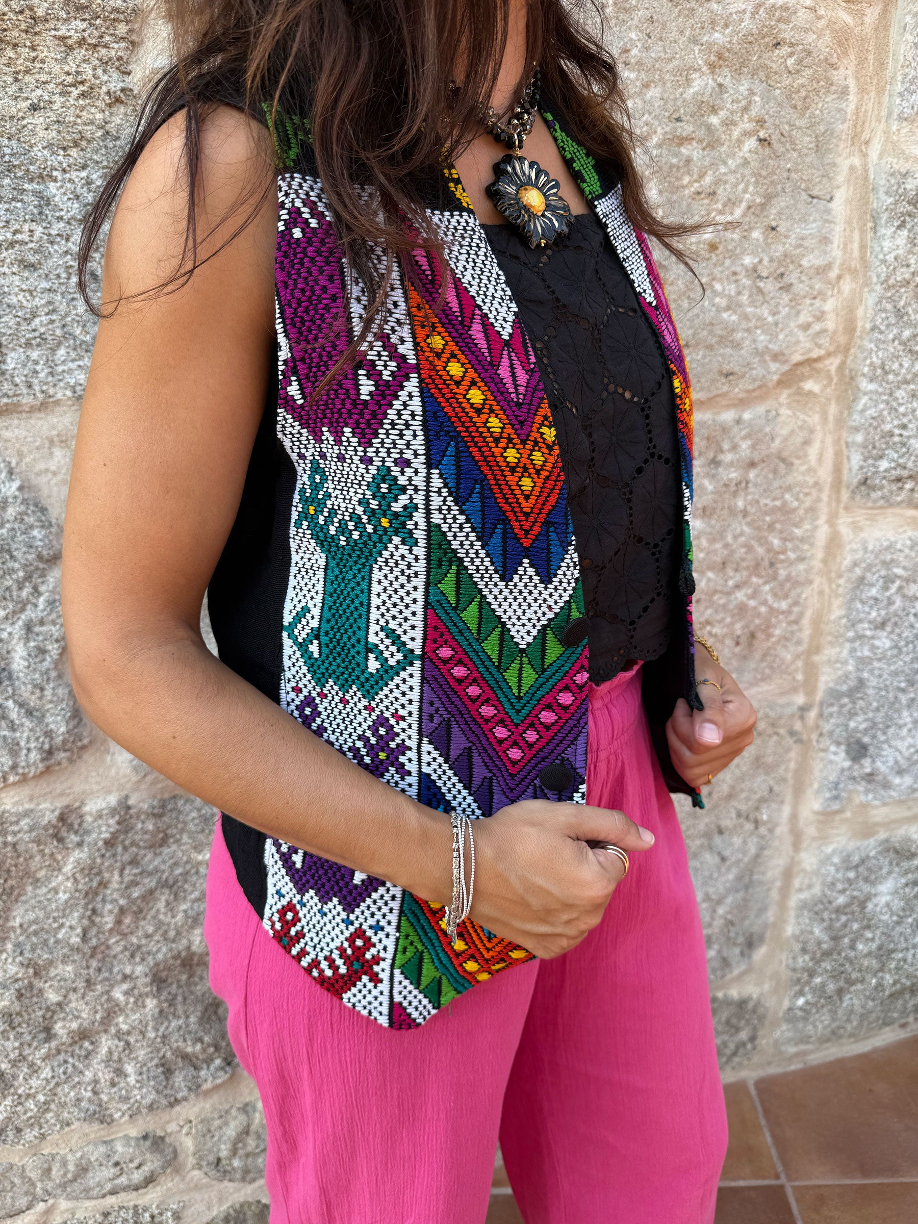 CHALECO MEXICANO NEGRO MULTICOLOR – ÉTNICO ARTESANAL